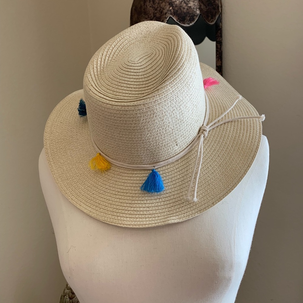 Sun hat with multi-color tassels